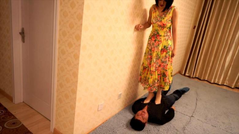 宅七高跟鞋踩脖子窒息