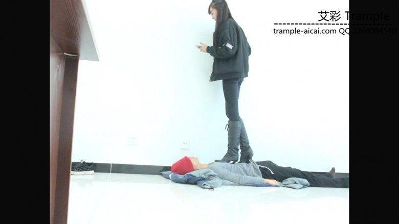 00后天使女主高跟长靴践踏贱狗，玩弄下体，全体重踩踏！