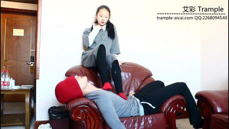 12侑主蹦跳踩踏棉袜脚耳光窒息坐脸玩弄贱狗！