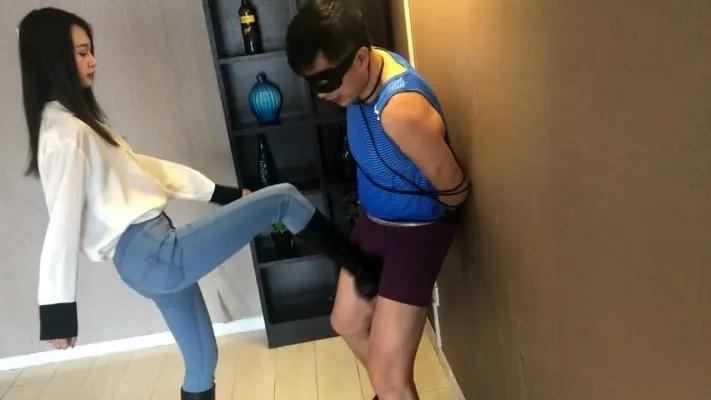 雯婷女神高筒靴调教