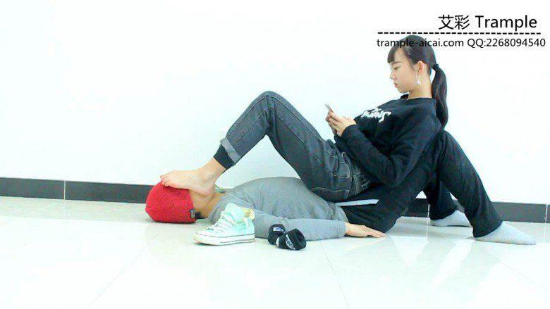 00后天使女主坐在人体家具上玩游戏，舔裸足！