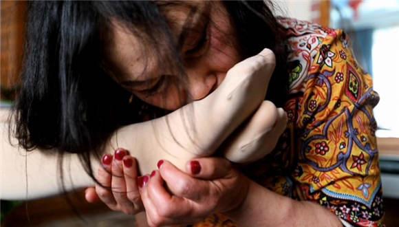 【冰时代】50岁老母狗惨遭年轻嫩模凌辱脚虐