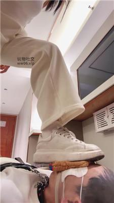 【妮蔻】胶带捆绑-小白鞋白袜塞嘴暴力虐打 bf49484