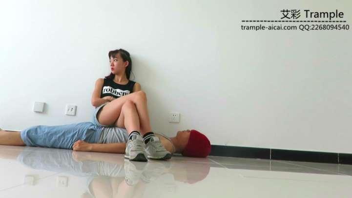 00后天使女主运动装坐身+棉袜踩全身！