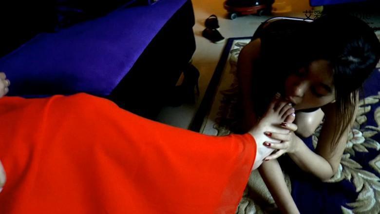 【冰时代】国民偶像丹妮脚下的舔脚母狗