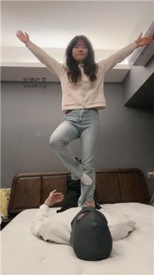 【猴歌】腿绞牛仔裤坐脸/白袜脚踩 bf50401