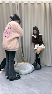 【伊诺】带闺蜜调狗-骑马转胯/踩踏/强制闻鞋/舔白袜脚