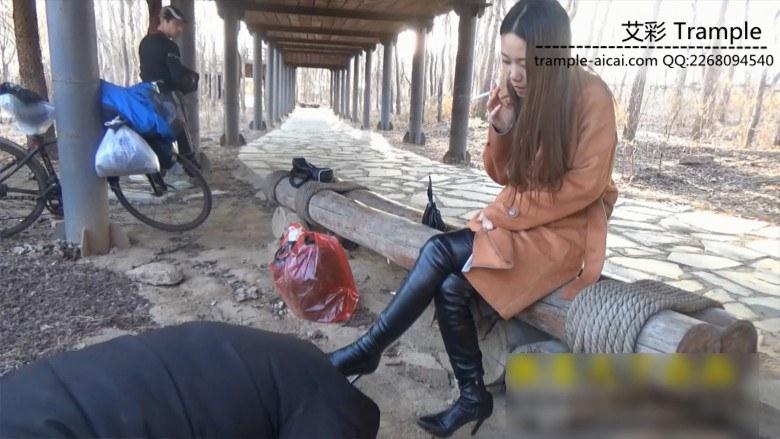 傲柔公园强迫奴跪拜