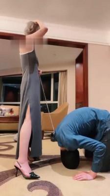 【调教视频】【梦樱】提档/小白鞋船袜辱/狗链遛狗/骑脖/高跟踩踏/坐脸窒息