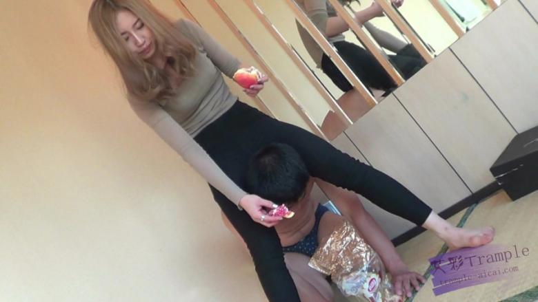 没用的废物就该死在女王胯下