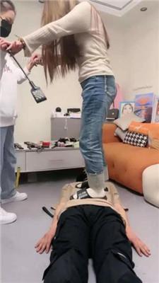 【九九女王】双S-带素人舍友玩虐出轨男友