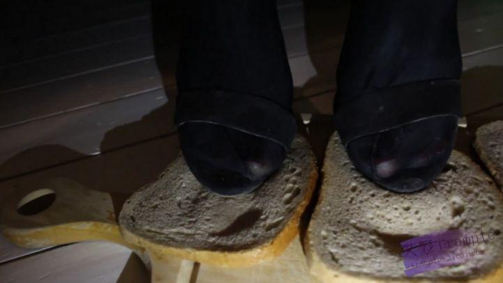 ）性感高跟玉足踩方包，包子混合着脚和鞋底的香气一定问道很好