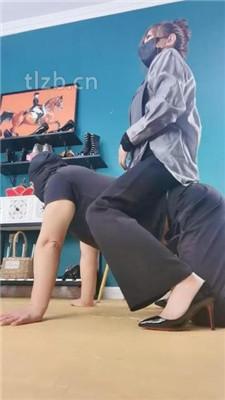 【魔鬼天使】高跟碾压狗爪/强制闻鞋/磕头求饶/骑马爬