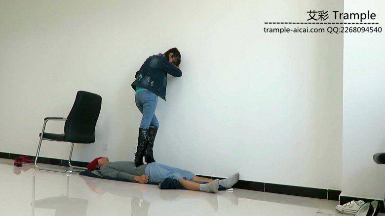 萌主棉袜+长靴虐踩贱狗下体及全身！