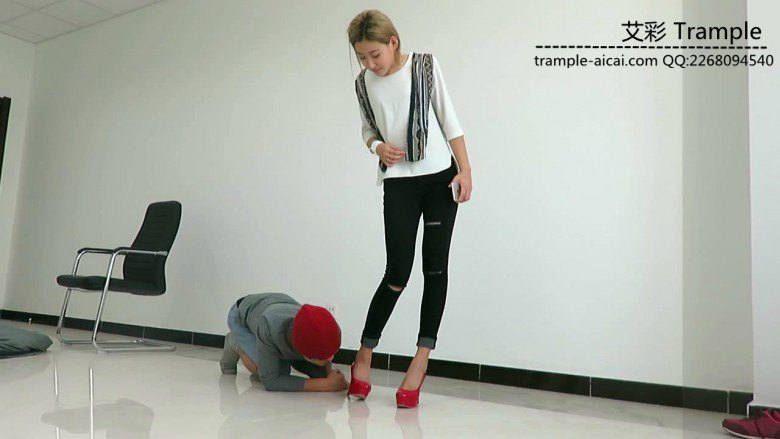 女主红色高跟遛狗胯下玩弄！