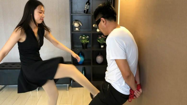 美女职员惩治猥琐领导