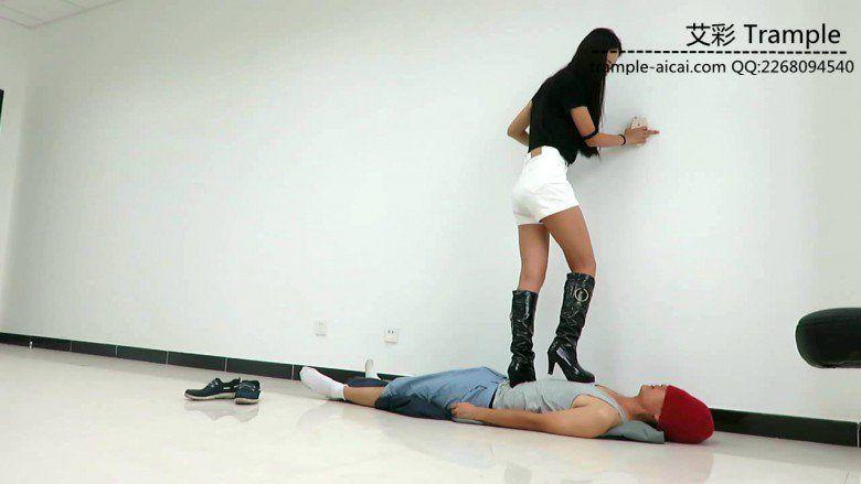 超漂亮女主天依长靴靴跟深喉虐踩脖子，全体重践踏贱狗！