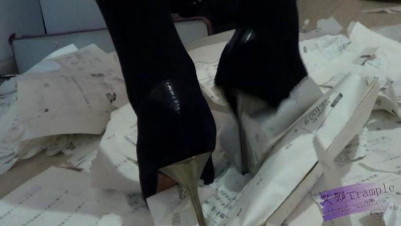 黑冰S 黑丝高跟踩碎卷子欺负书呆子