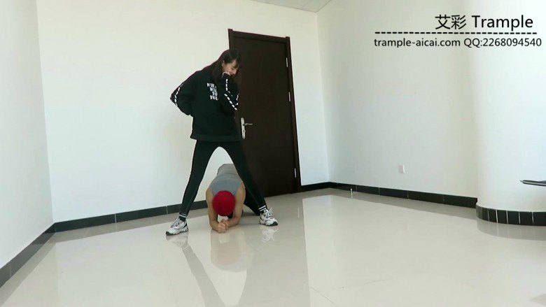 00后天使女主踢裆钻跨暴打羞辱贱狗！