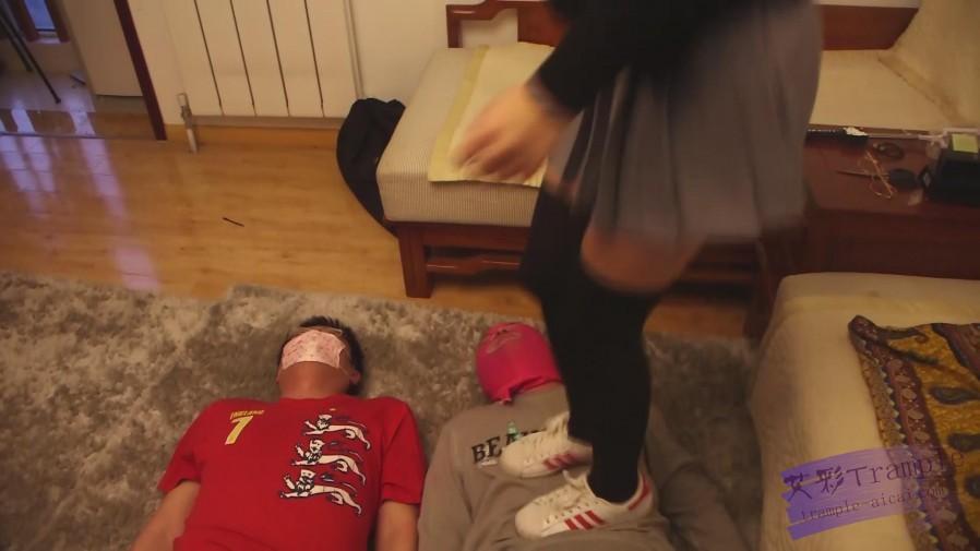 艾丝：哥哥父亲要求艾丝乱伦踩踏