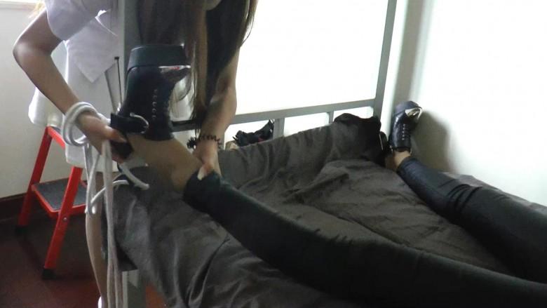 调皮学生挑衅老师 互挠脚心