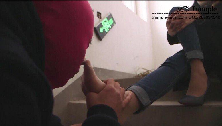 艾丝女王—-室外楼道大胆调教贱狗