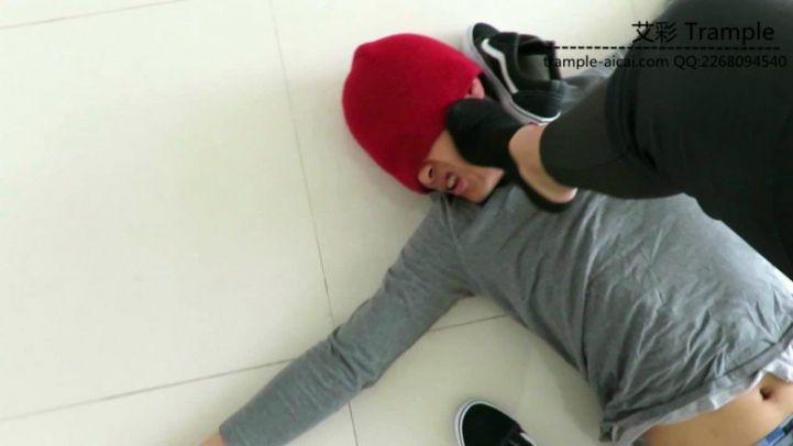 媛媛女主骑乘，踢裆、船袜踩脸！