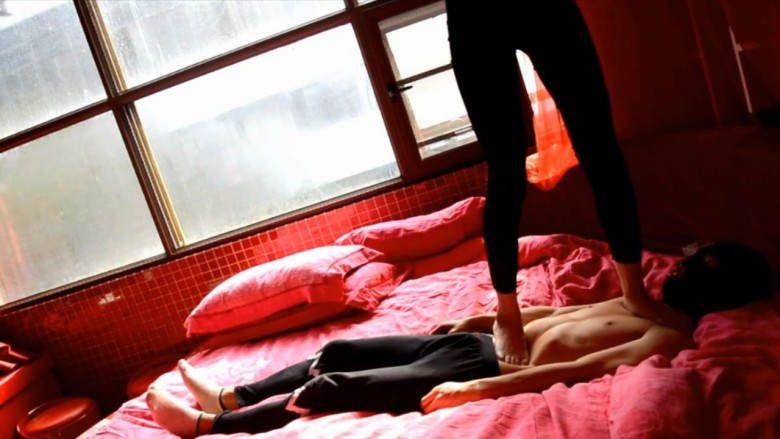 『奴隶岛』—萱萱嫩足羞辱踩踏