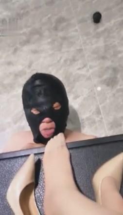 VIVI-第一视角踩舌头