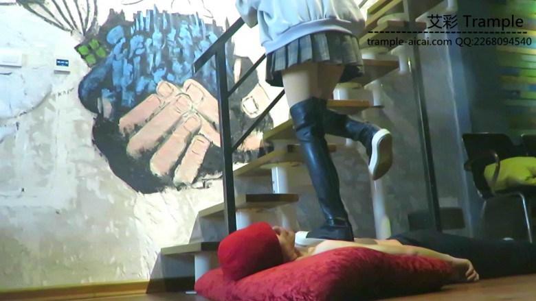 【AJ女主】学生段裙装黑长靴骑乘踩踏！