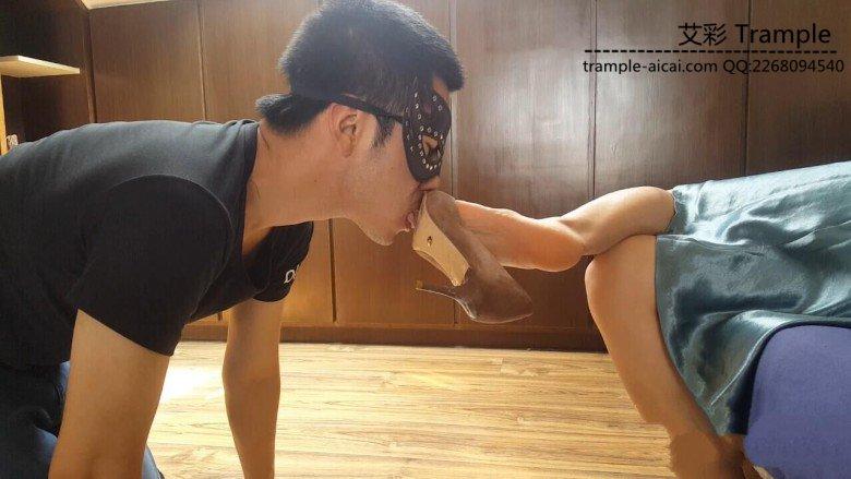 最新艾丝女王居家系列—–裸足喂食贱狗酸奶