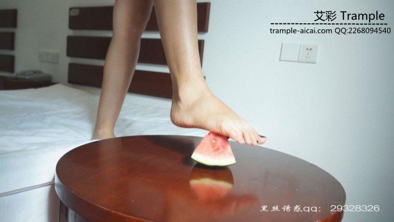 学生女主佳佳踩过的水果和脚尖上的酸奶