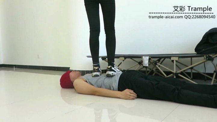 00后天使女主运动鞋；黑棉袜；裸足踩玩贱狗！