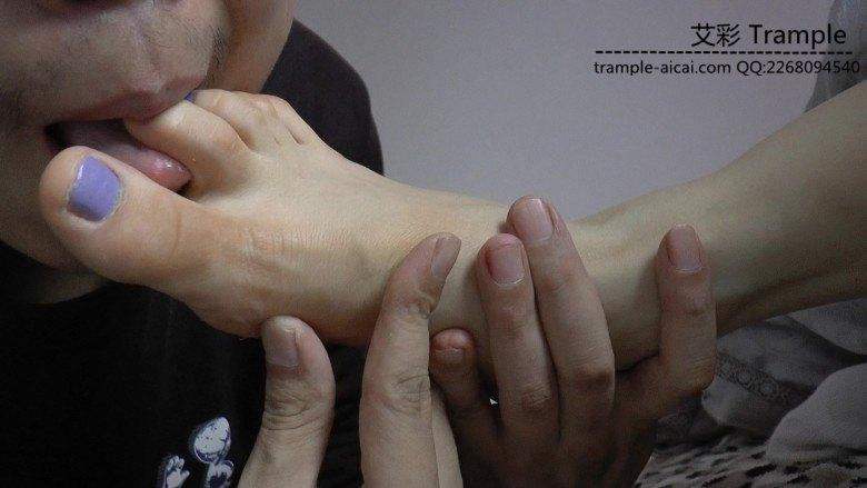 偷舔熟睡学生妹的白袜