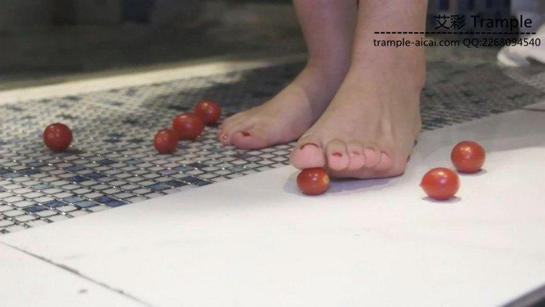 喝销售文员美女的牛奶洗脚水