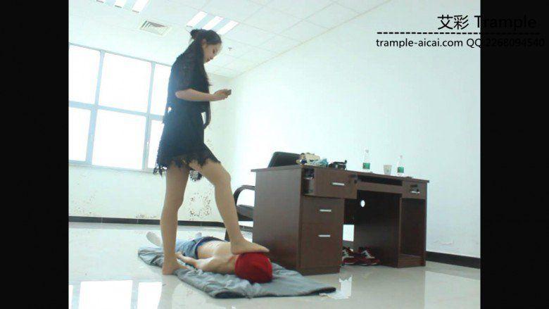 漂亮老师天依女主丝袜虐踩贱狗！