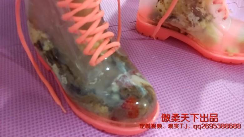 雨靴内踩蛋糕喂食味觉的享受