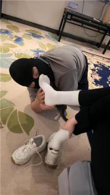 【美女祖宗】脚底崇拜者-运动鞋白棉袜