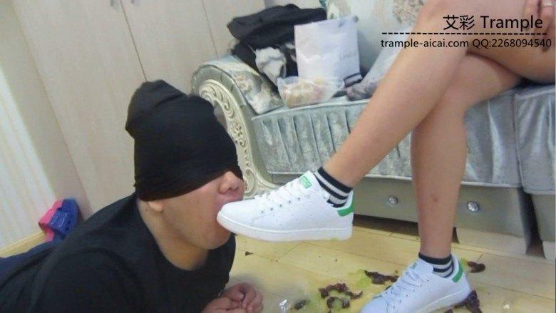 超美女主球衣短裤踩踏喂食语言羞辱