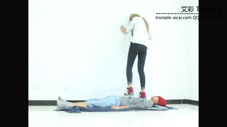 冰冰女主运动鞋蹦跳践踏贱狗身体下体！