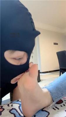 【安安sama】高跟凉鞋踩踏/近距离吮吸脚趾 JS241216-28