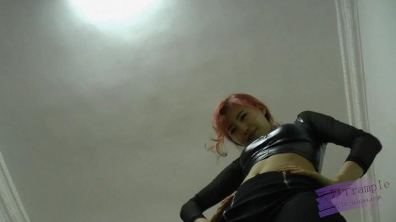 黑冰女神高强度手深喉 整个拳头塞进去 插吐堵回去 细跟踩乳头