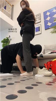 【香芋朱朱】骑马狗爬/重度sp/脚踩喂食/舔小白鞋白袜 JS250222-9