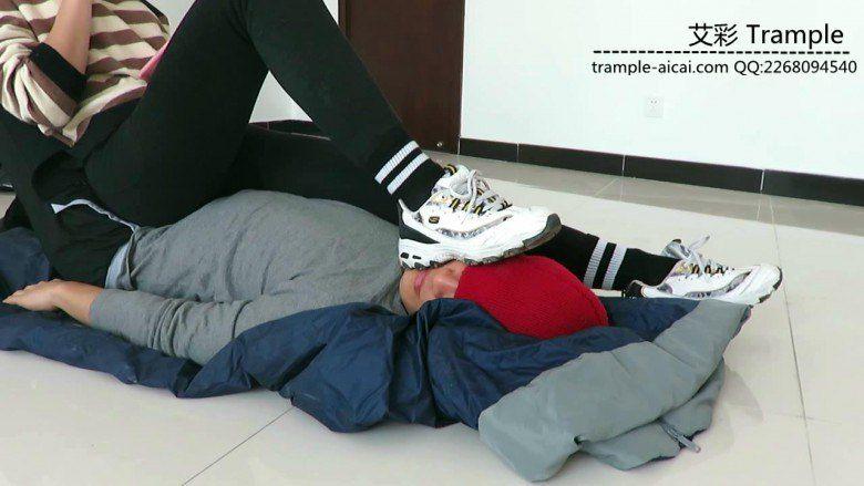 窒息!00后女主运动鞋,踩脚裤棉袜,裸足捂脸堵嘴! 窒息!00后女主运动鞋,踩脚裤棉袜,裸足捂脸堵嘴!