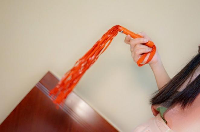 美诺女主在卫生间对贱奴的踩踏喂食