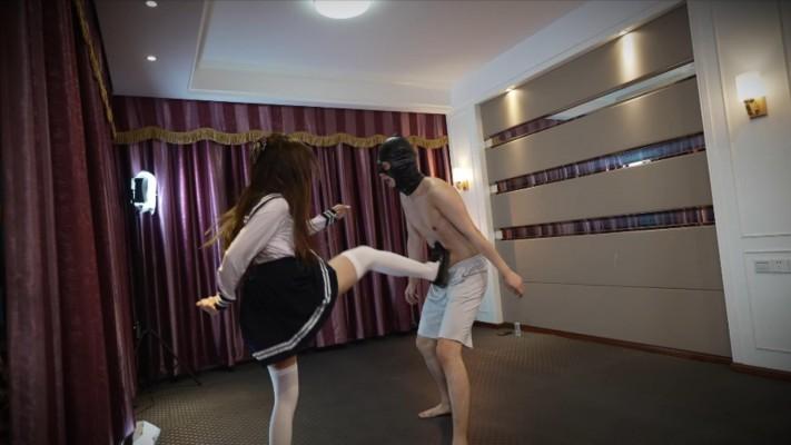 『奴隶岛』—〔Magic︱Mirror 魔镜少女〕—踢踹告密的班长 B2066