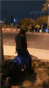 vivi-户外惊险遛狗过马路