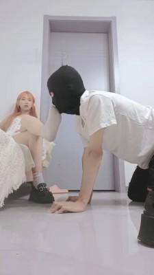 【调教视频】【樱子大人】萝莉学生主-皮鞋白袜辱/喂口水/转胯骑马