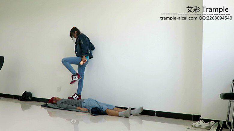 萌主运动鞋践踏贱狗30多分钟！