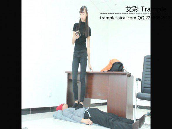 00后天使女主棉船袜全体重踩狗头，下体各种践踏！